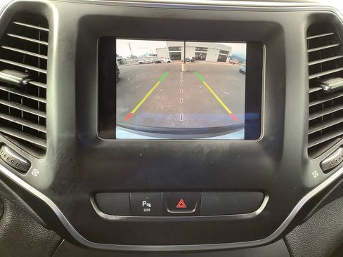 Used 2020 Jeep Cherokee Latitude Plus w/ Comfort/Convenience Group image 24