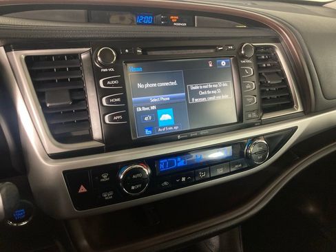 Used 2017 Toyota Highlander XLE image 2