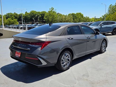 Used 2025 Hyundai Elantra Hybrid FWD image 3
