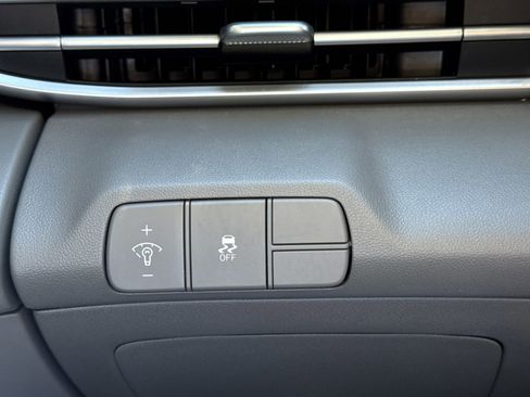 Certified 2025 Hyundai Elantra Sport image 18