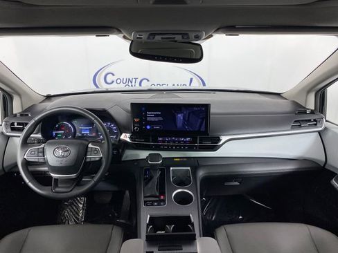 Used 2025 Toyota Sienna XLE image 15