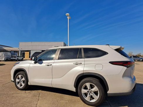 Used 2024 Toyota Highlander LE image 7