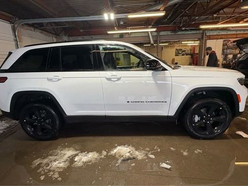 New 2025 Jeep Grand Cherokee Limited w/ Black Appearance Package AWD/4WD image 3