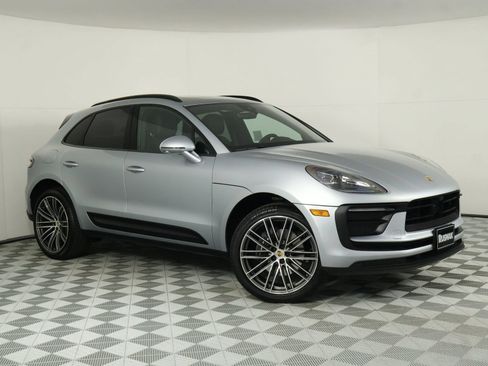 Certified 2026 Porsche Macan AWD/4WD image 9