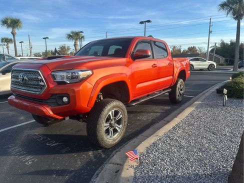 Used 2017 Toyota Tacoma TRD Sport image 1
