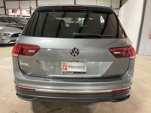 Used 2024 Volkswagen Tiguan SE image 3