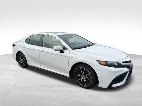 Used 2023 Toyota Camry SE image 6