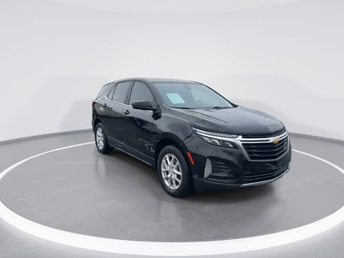 Used 2023 Chevrolet Equinox LT image 2