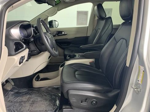 Used 2024 Chrysler Pacifica Touring-L FWD image 20