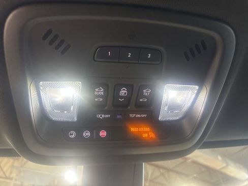 Used 2022 Chevrolet Traverse LT w/ LT Premium Package image 31