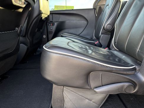 Used 2025 Chrysler Pacifica Limited image 28