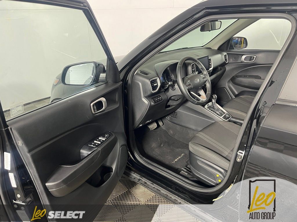 Used 2021 Hyundai Venue SEL FWD image 8