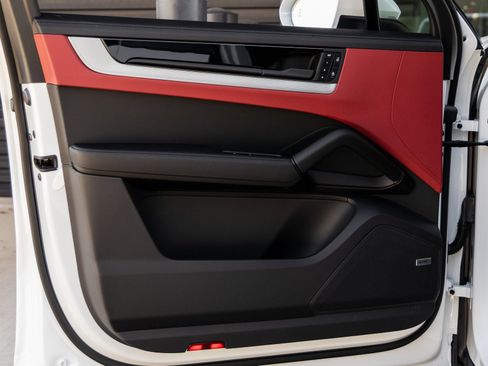 Certified 2025 Porsche Cayenne AWD/4WD image 20