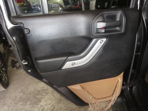 Used 2013 Jeep Wrangler Unlimited Sahara w/ Connectivity Group AWD/4WD image 22