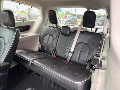 Used 2024 Chrysler Pacifica Limited FWD image 27