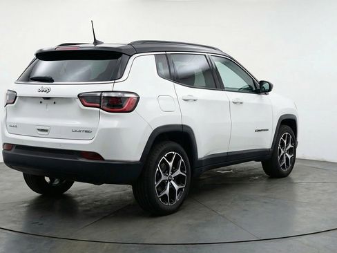 Used 2025 Jeep Compass Limited image 9