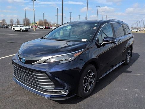 Used 2025 Toyota Sienna Platinum image 3