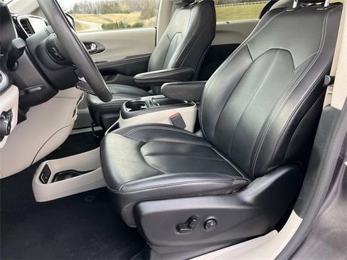 Used 2023 Chrysler Pacifica Touring-L image 34