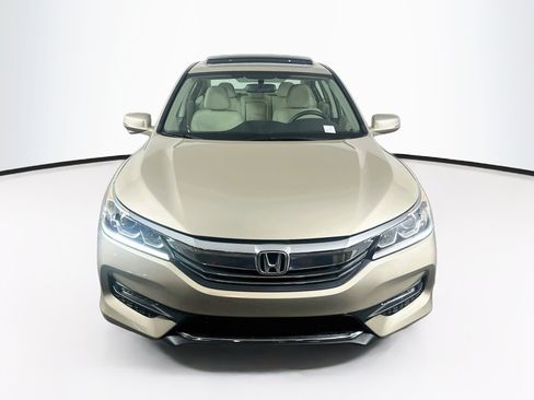 Used 2017 Honda Accord EX image 2