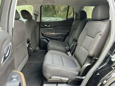 Used 2023 GMC Acadia SLE image 13