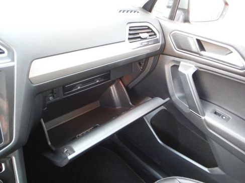 Used 2018 Volkswagen Tiguan SEL AWD/4WD image 33