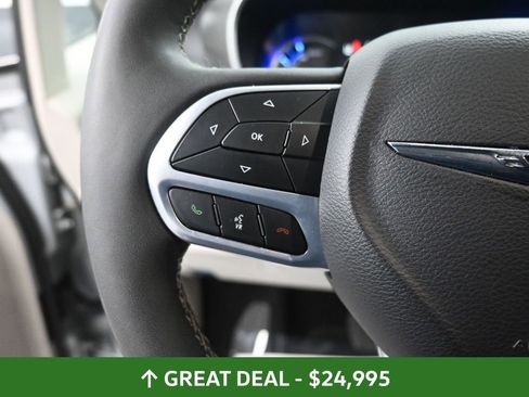 Used 2024 Chrysler Pacifica Select image 35