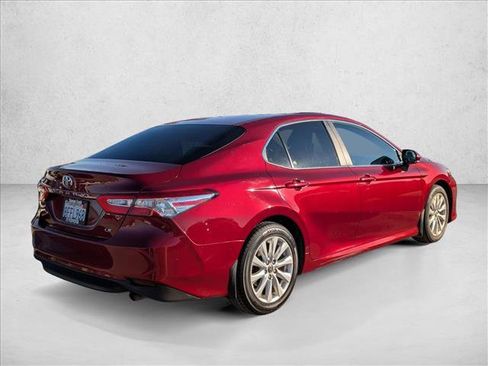 Used 2018 Toyota Camry LE image 5