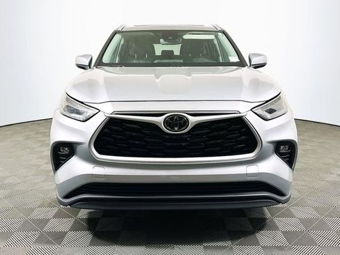 Certified 2023 Toyota Highlander XLE image 3