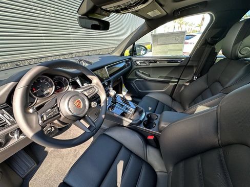 Certified 2026 Porsche Macan AWD/4WD image 4