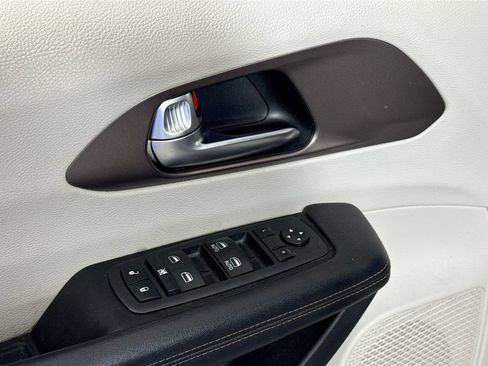 Used 2019 Chrysler Pacifica Touring Plus w/ Advanced Safetytec Group FWD image 18