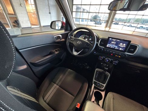 Used 2025 Hyundai Venue SEL image 34