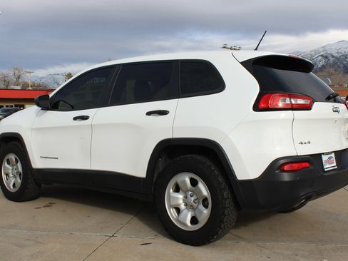 Used 2017 Jeep Cherokee Sport w/ Cold Weather Group image 39