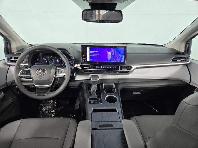 Used 2025 Toyota Sienna XLE FWD image 27