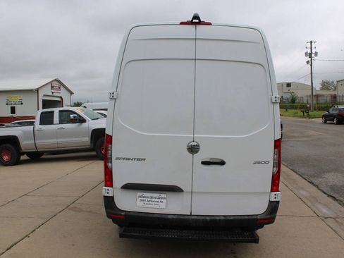 Used 2021 Freightliner Sprinter 2500 RWD image 7