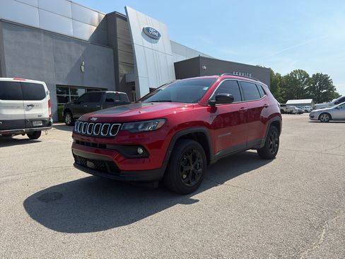 Used 2025 Jeep Compass Latitude AWD/4WD image 1