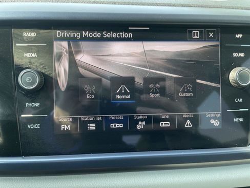 Used 2023 Volkswagen Taos SE w/ Panoramic Sunroof Package AWD/4WD image 31