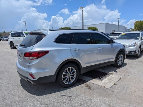 Used 2017 Hyundai Santa Fe SE FWD image 4