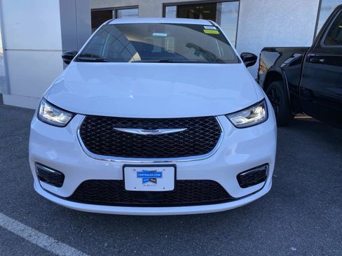 New 2026 Chrysler Pacifica Select image 2