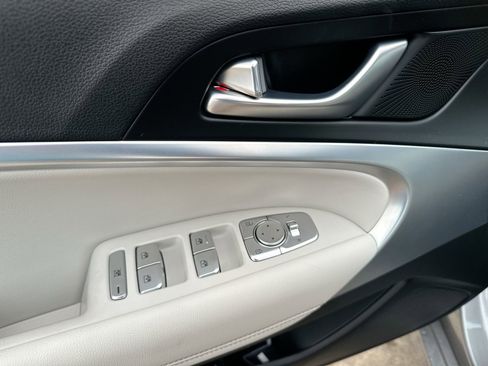 Used 2024 Genesis G70 2.5T RWD image 13
