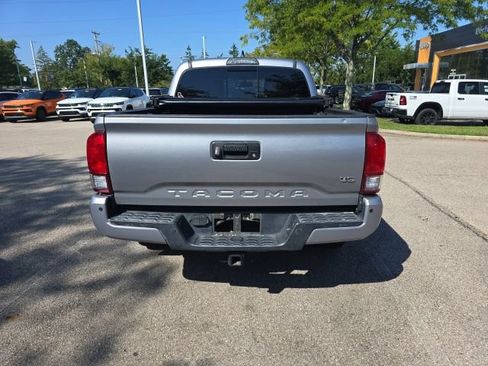 Used 2017 Toyota Tacoma TRD Off-Road AWD/4WD image 6