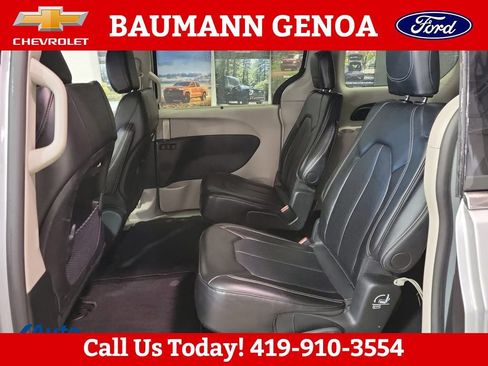 Used 2024 Chrysler Pacifica Touring-L FWD image 18