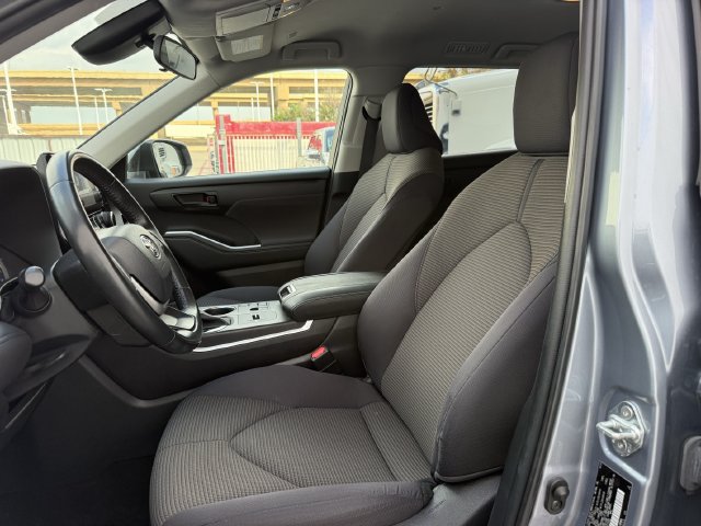 Used 2023 Toyota Highlander LE FWD image 27