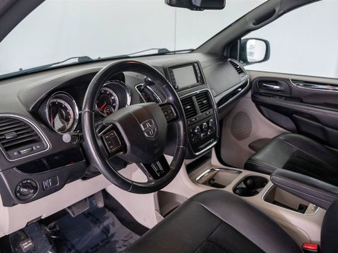 Used 2016 Dodge Grand Caravan SXT FWD image 9
