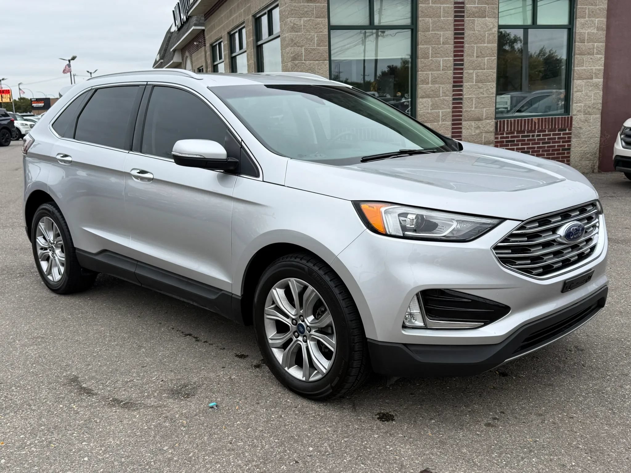 Used 2019 Ford Edge Titanium FWD image 3