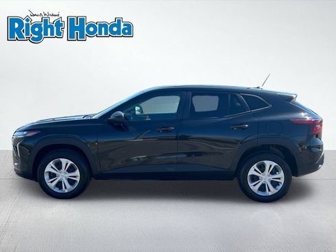 Used 2025 Chevrolet Trax LS FWD image 3