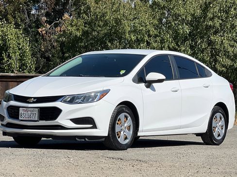 Used 2017 Chevrolet Cruze LS FWD image 8