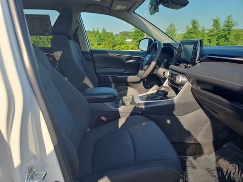 Used 2021 Toyota RAV4 XLE w/ Convenience Package FWD image 10