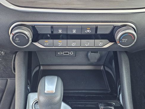 Used 2024 Nissan Altima 2.5 SV FWD image 27