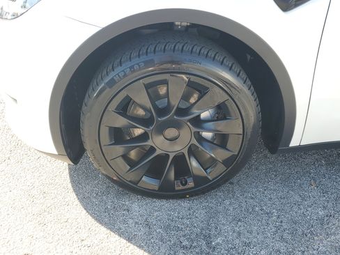 Used 2024 Tesla Model Y Long Range image 5