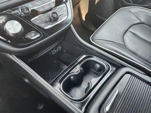 Used 2025 Chrysler Pacifica Limited image 55